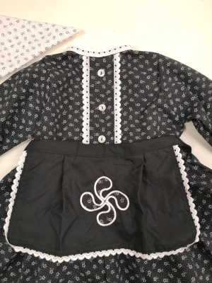 Conjunto Flores Negro Bebe - Trajes Vascos Bebe