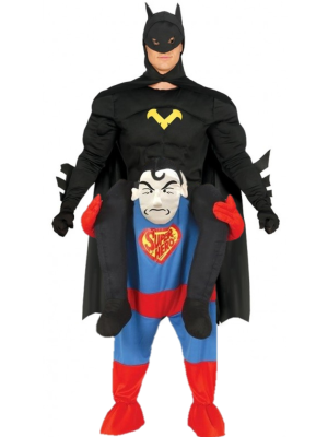 Vestit Bat noi sobre les espatlles