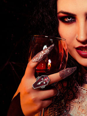 Anillo Lapida Rojo con Cruz - Complementos Disfraces Halloween